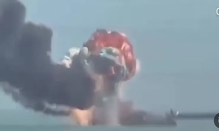 Kapal Perang Amerika Terbakar Lalu Tenggelam di Selat Hormuz Setelah Terkena Rudal Iran