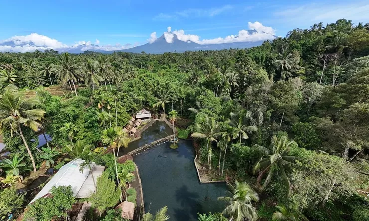 Berendam di Pemandian Air Panas Alami Banyu Kuwung