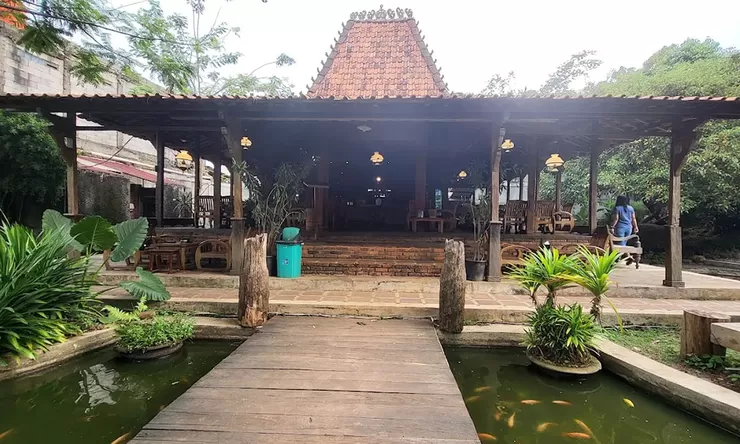 Wisata Kuliner Depok Bernuansa Jawa, Omah Saerah Tawarkan Tempat Makan Keluarga yang Asri
