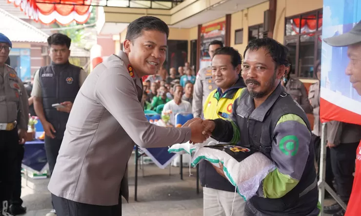 Hari Bhayangkara ke-80, Polres Tasikmalaya Kota Salurkan Bansos untuk Ojol dan Tukang Becak