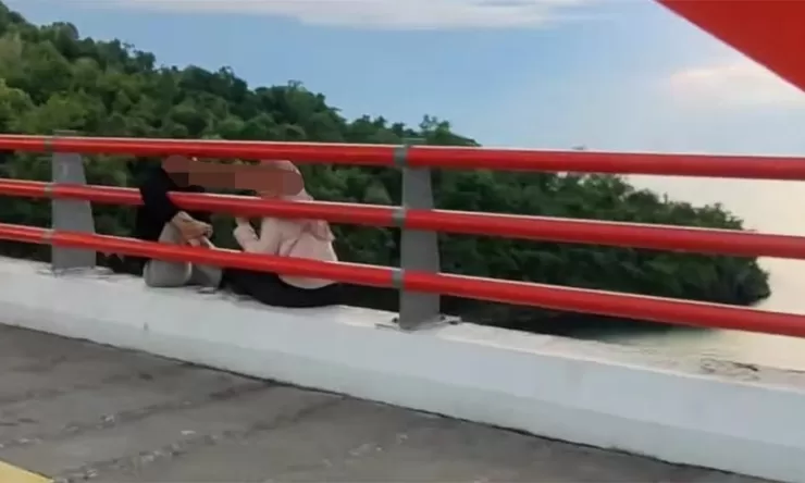 Viral Pasangan Muda-Mudi Duduk di Tepi Jembatan Merah Jayapura, Warga Tegur hingga Tiga Kali