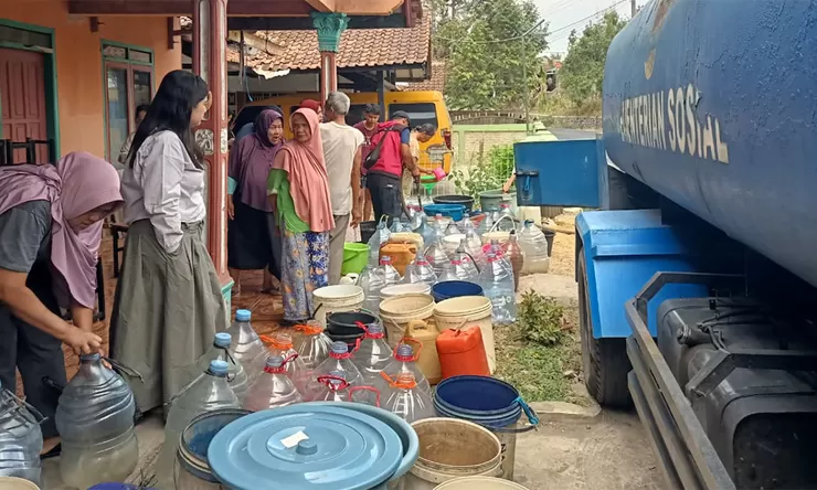 Tagana dan Donatur Salurkan 18.000 Liter Air Bersih ke Warga Desa Cibalanarik Kabupaten Tasikmalaya