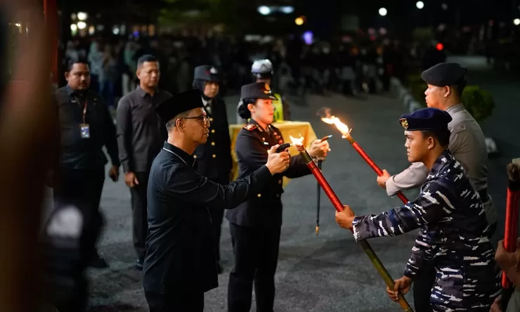 Peringati HUT ke-81 RI, Pemkab dan Polres Karimun Gelar Upacara Taptu dan Pawai Obor