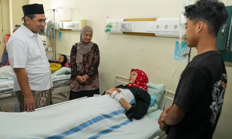 Gus Yasin Tinjau Sekolah Roboh dan Hibur Siswa yang Masih Trauma