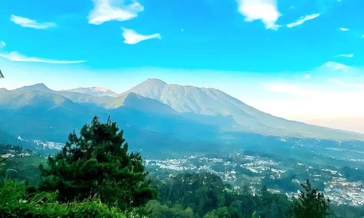 Camping dengan Trek 10 Menit Udah Dapet Triple View Gunung Langsung di Depan Tenda