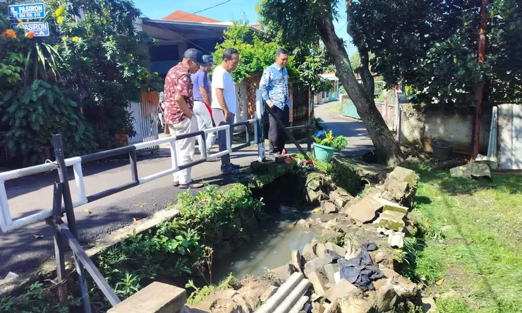 Wilayahnya Sempat Terendam Luapan Air, Lurah dan LPM Curug Bojongsari Depok Swadaya Perbaikan Drainase yang Rusak