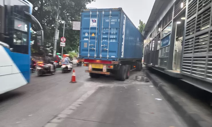 Truk Trailer Tabrak Separator Busway di Jalan S Parman, Lalu Lintas Macet Pagi Ini