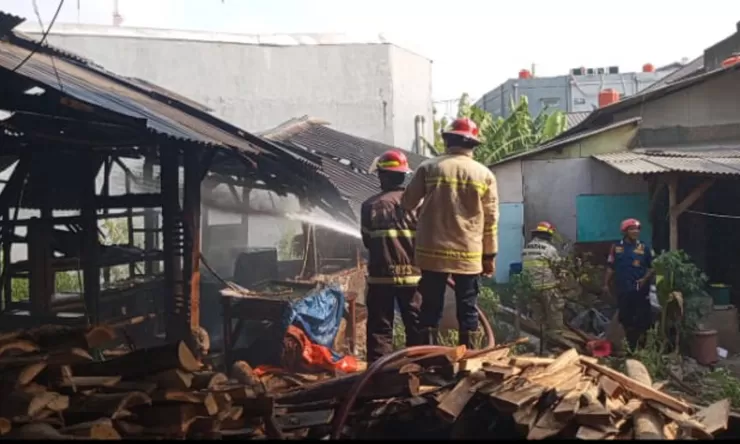 Pabrik tahu di Blok Sukaasih Subang terbakar, api berasal dari dapur penggodokan kedelai