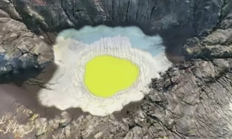 Usai erupsi Anak Krakatau mereda, muncul fenomena 'telur ceplok' yang dipotret dari atas kawah