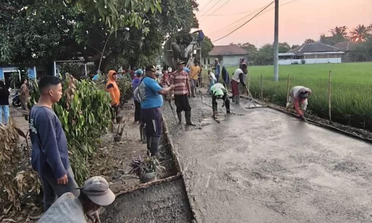 Warga Sidajaya gotong royong cor jalan 600 meter, akses petani dua dusun jadi perhatian