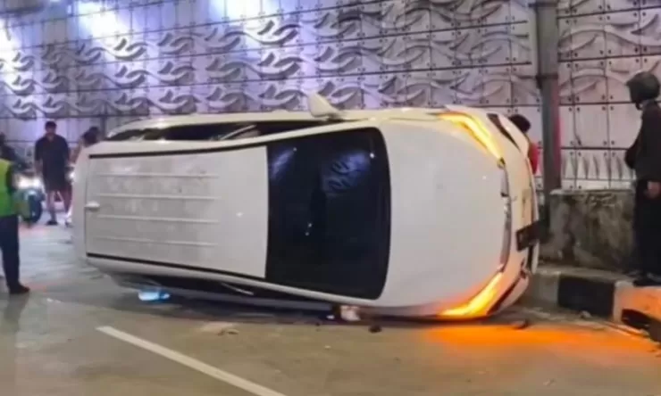 Hantam pembatas jalan, mobil BYD M6 terguling di underpass Mampang