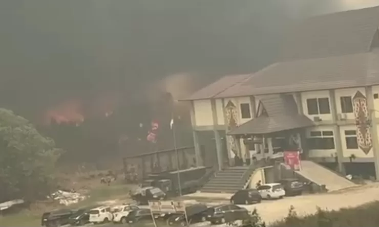 Kantor Pemkot Palangka Raya dikepung kebakaran, BPBD ungkap sumber api sisa karhutla sebelumnya