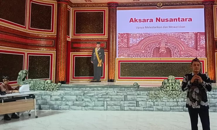 Ponggawa Kraton Majaphit Jakarta Peragakan Penulisan Aksara Nusantara, Dewan Guru Besar UGM Berikan Apresiasi