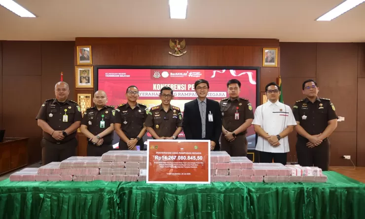Kejari Tangsel Serahkan Rp14,2 Miliar Rampasan Kasus Pinjol Ilegal FINMAS Cs ke Kas Negara