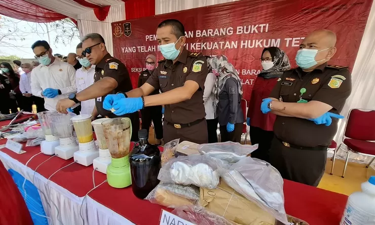 124 Perkara Inkracht, Kejari Tangsel Musnahkan Puluhan Kilogram Narkotika hingga Senjata Api
