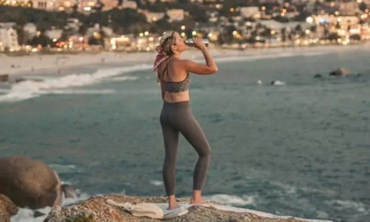 Efek Minum Sambil Berdiri Pada Kesehatan Tubuh