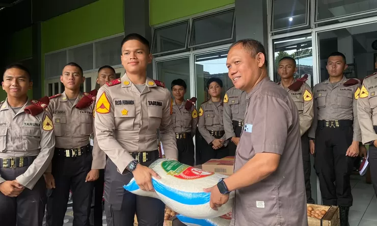 Tanamkan Kepedulian Sejak Dini, Taruna Akpol Batalyon Manggala Satya Gelar Bakti Sosial di Panti Jompo Aisyiyah Solo 