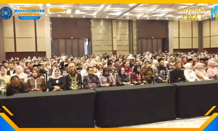 Momen Haru Wisuda UMT, Rektor Minta Lulusan Beri Penghormatan kepada Orang Tua