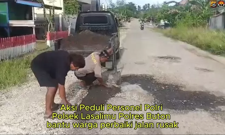Cegah Kecelakaan Lalulintas, Personel Polsek Lasalimu Tambal Jalan Berlubang