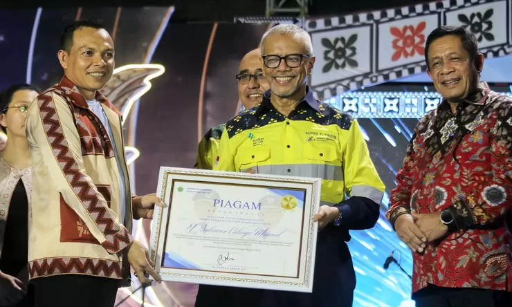 Berkontribusi Terhadap Ekonomi Daerah, PT SCM Diganjar Penghargaan di Puncak HUT Konawe