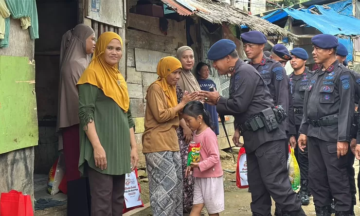 Sambut Hari Bhayangkara ke-80, Detasemen Gegana Satbrimob Polda Sultra Salurkan Sembako untuk Warga Kampung Pemulung