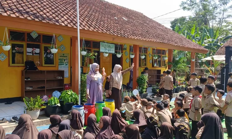 Peringati Hari Bumi, Pramuka Pangkalan MI Bojongsari Ciamis Lakukan Gerakan Penanaman Pohon dan Pengelolaan Sampah