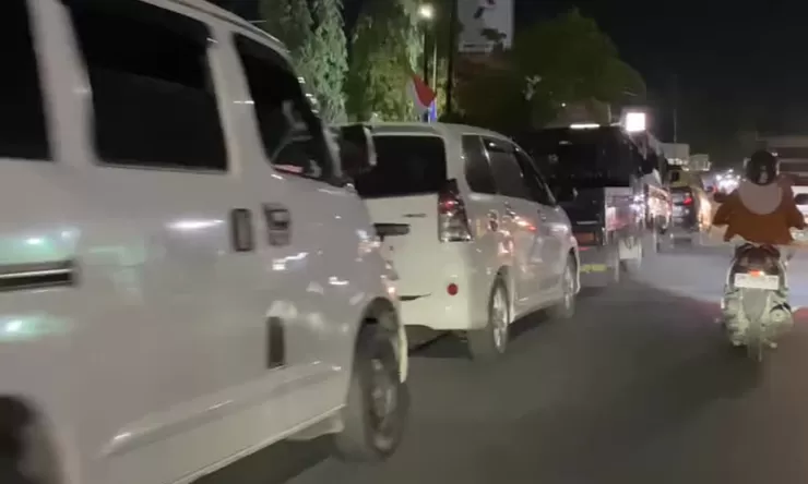 Antrean Panjang di SPBU Kota Palu, Warga Buru Pertalite Hingga Malam
