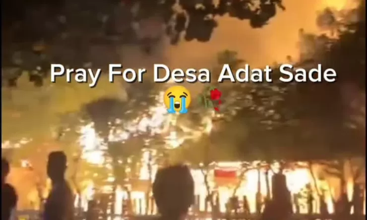 Rumah Adat Sade Lombok Terbakar Hebat, Atap Ilalang Picu Api Cepat Membesar