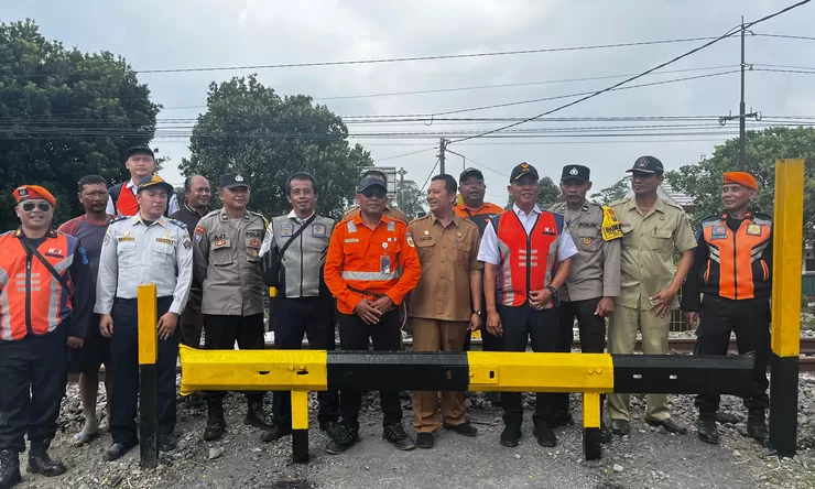 Demi Nyawa dan Keselamatan, KAI Daop 7 Madiun Resmi Segel Perlintasan Liar di Blitar!