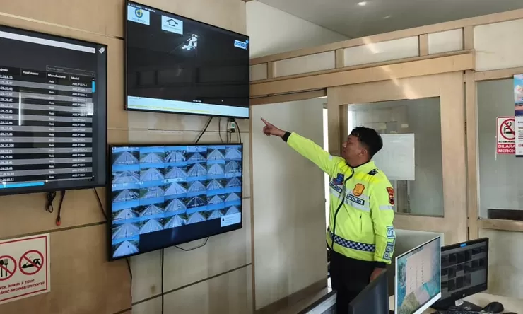 Truk Boks Hantam Truk di Tol Batang-Semarang, 1 Tewas