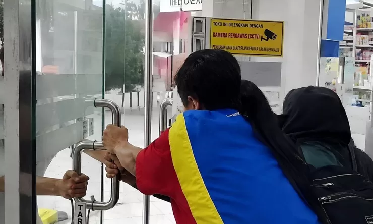 Sempat Tegang, Pria Diduga ODGJ Berusaha Masuk Minimarket di Poso
