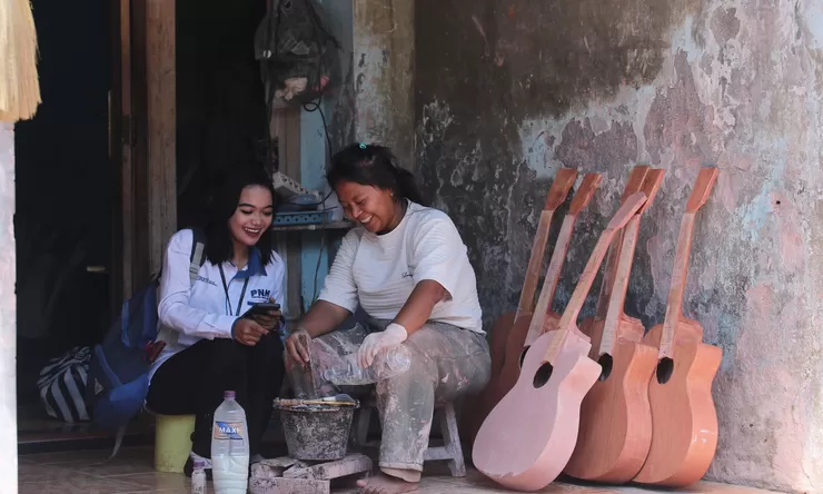 Dari Jerat Rentenir ke Gitar Handmade, Rini Bangkit dan Ukir Masa Depan Bersama PNM