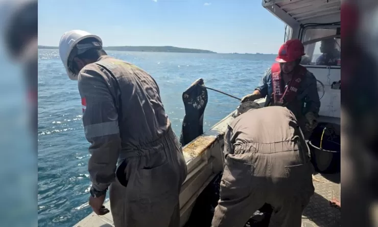 Tumpahan Minyak Cemari Pesisir Pulau Semau, Kebocoran Saat Pengangkatan Bangkai KM Kuala Emas Diduga Jadi Pemicu