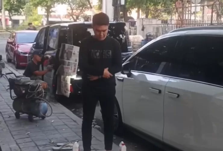 Lagi Perbaiki Mobil: Aldi Taher Pilih Shalat di Pinggir Jalan Beralaskan Koran