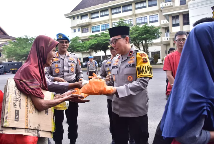 Ramadhan Penuh Kepedulian, Polda Jambi Turun ke Jalan Bagikan Ratusan Takjil dan Sembako