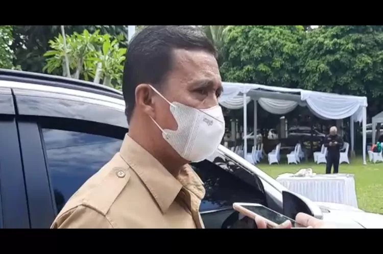 Mantan Kepala BPKAD Hanafi Memberikan Pengakuan di halaman Kantor Kejaksaan Negeri Kota Bogor