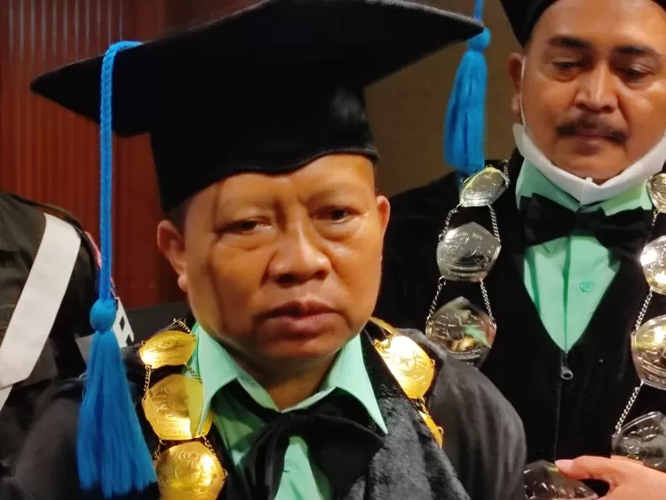 Plt Wali Kota Cimahi Ngatiyana mengikuti wisuda setelah menuntaskan pendidikan jenjang magister di STIA Bandung.