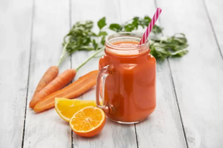 Wortel dan jeruk sebagai dua tipe makanan tinggi vitamin yang bagus untuk badan.