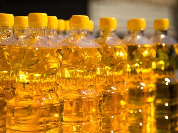 Menteri Perdagangan (Mendag) Zulkifli Hasan hari ini akan melepas 1.200 ton kargo minyak goreng curah ke Maluku dan Papua