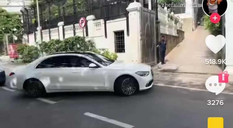 Hoki! Niat jalan-jalan pemuda ini bertemu Shah Rukh Khan dan anaknya