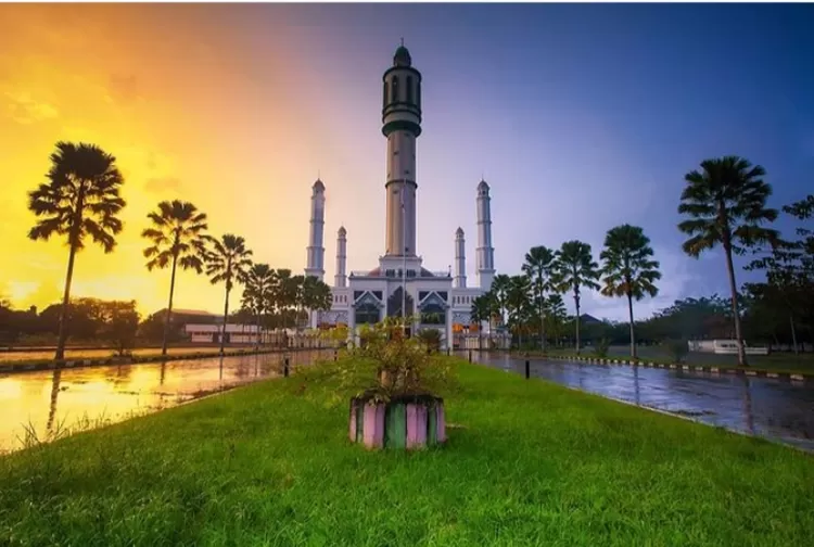 Salah satu destinasi wisata terpopuler di Pontianak Kalimantan Barat adalah Masjid Raya Mujahidin.