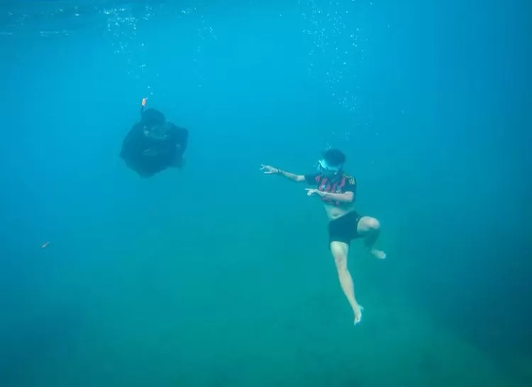 aya kece menyelam bareng kawan menjadi salah satu inspirasi spot foto keren di destinasi wisata alam Danau Seran Banjarbaru