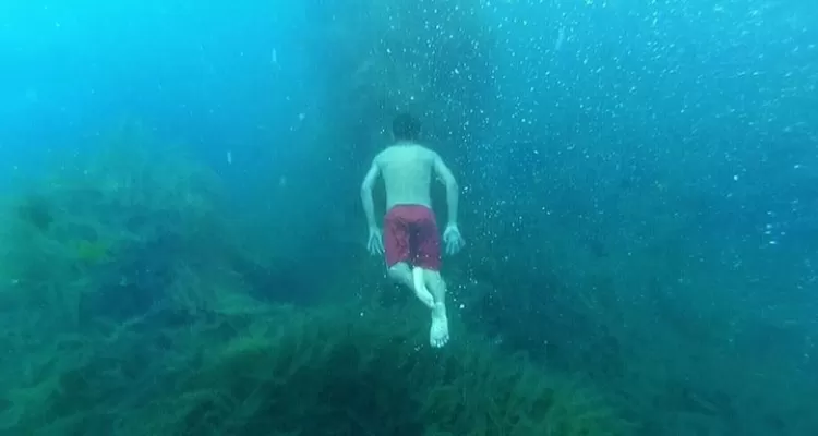Menyelam menjadi salah satu inspirasi spot foto keren di destinasi wisata alam Danau Seran Banjarbaru