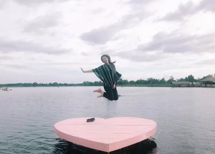 Melompat diatas ikon love menjadi salah satu inspirasi spot foto keren di destinasi wisata alam Danau Seran Banjarbaru