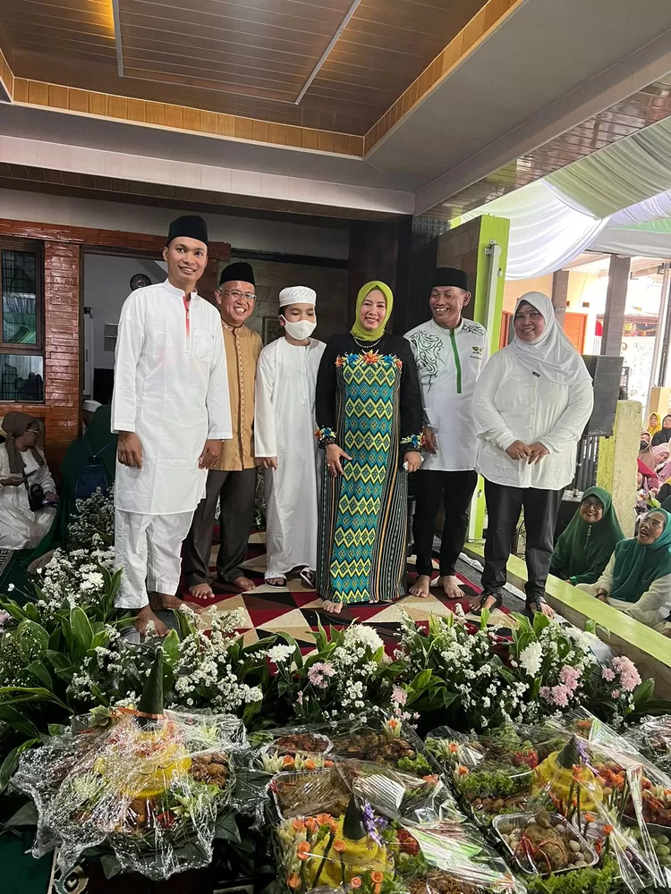 Keluarga Besar Hj Nurlela berfose dengan Anggota DPR RI Elly Yasin