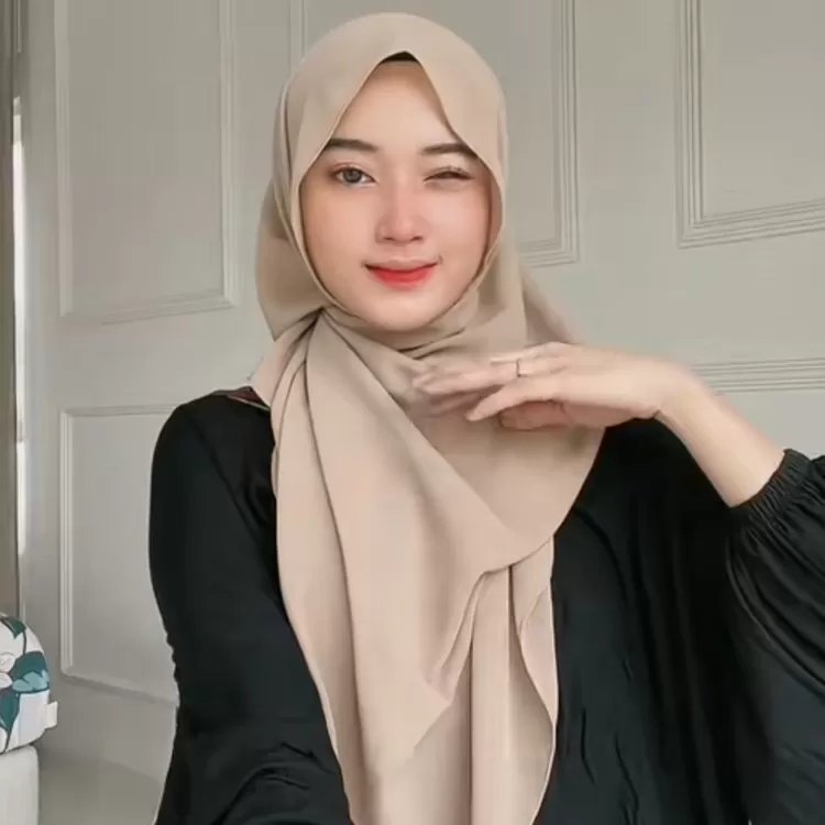 Ini Dia Style Hijab Pashmina 2023 Menutup Dada Rekomendasi Pemakaian ...