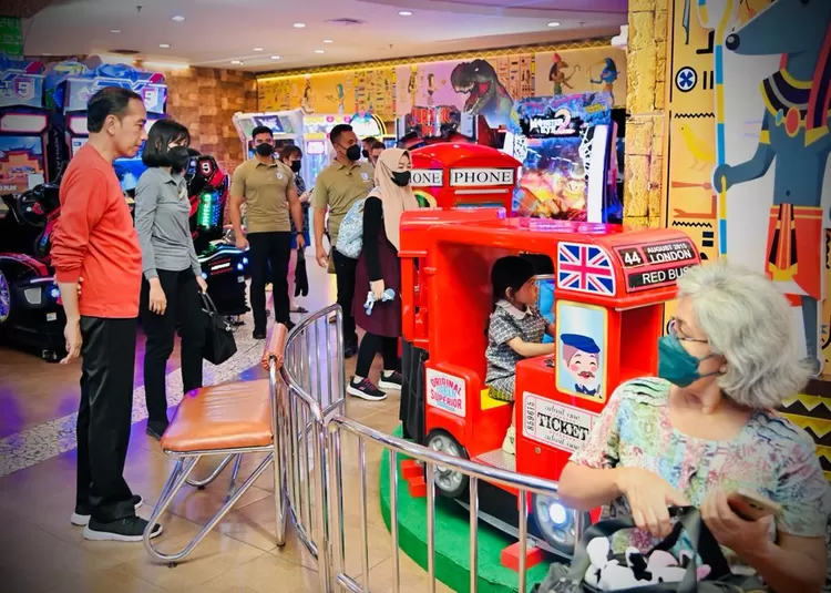 Presiden Jokowi bersama cucunya Jan Ethes yang asik bermain Paragon City Mall