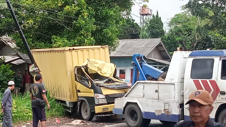 Foto-Foto Kecelakaan Maut Di Gekbrong, Truk Hantam Mobil Hingga Seruduk ...