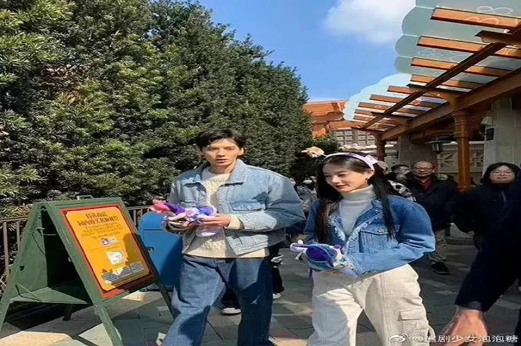 Bi Wen Jun dan Li Yi Tong Saat Berjalan Bersama di Disneyland Shanghai