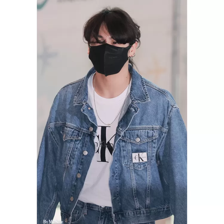 Jungkook BTS Tampil Stylish Dengan Balutan Calvin Klein Di Bandara ...